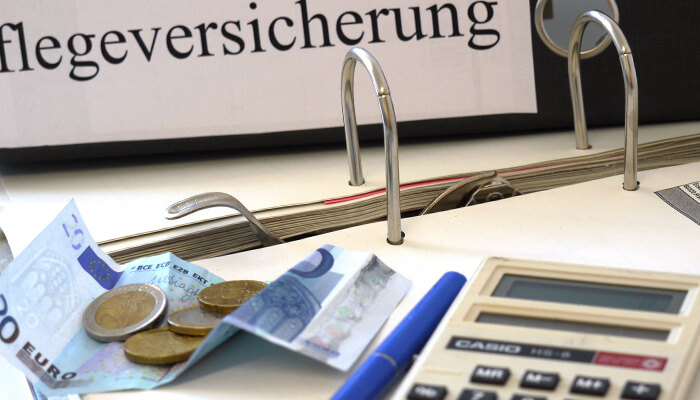 Ordner, Geld und Taschenrechner