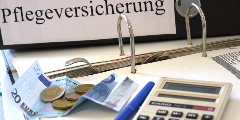 Ordner, Geld und Taschenrechner